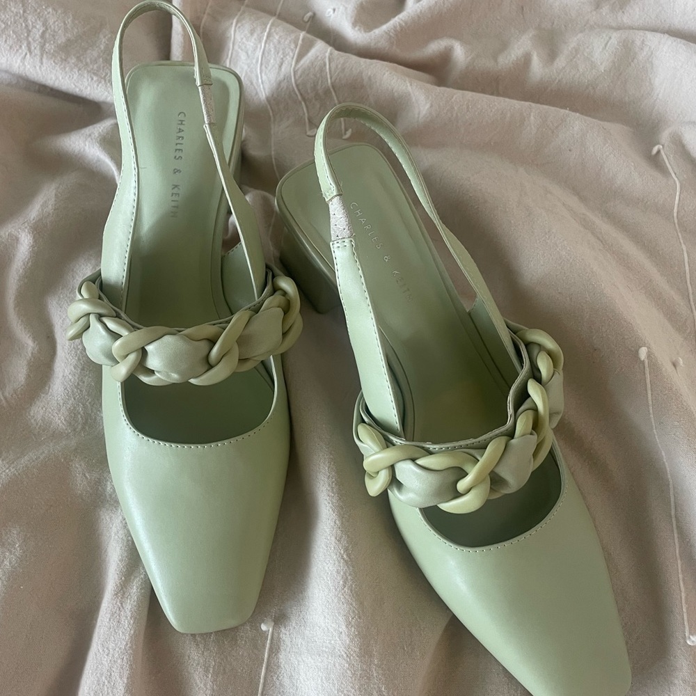 NWT Gorgeous Green Charles and Keith Kitten Heels